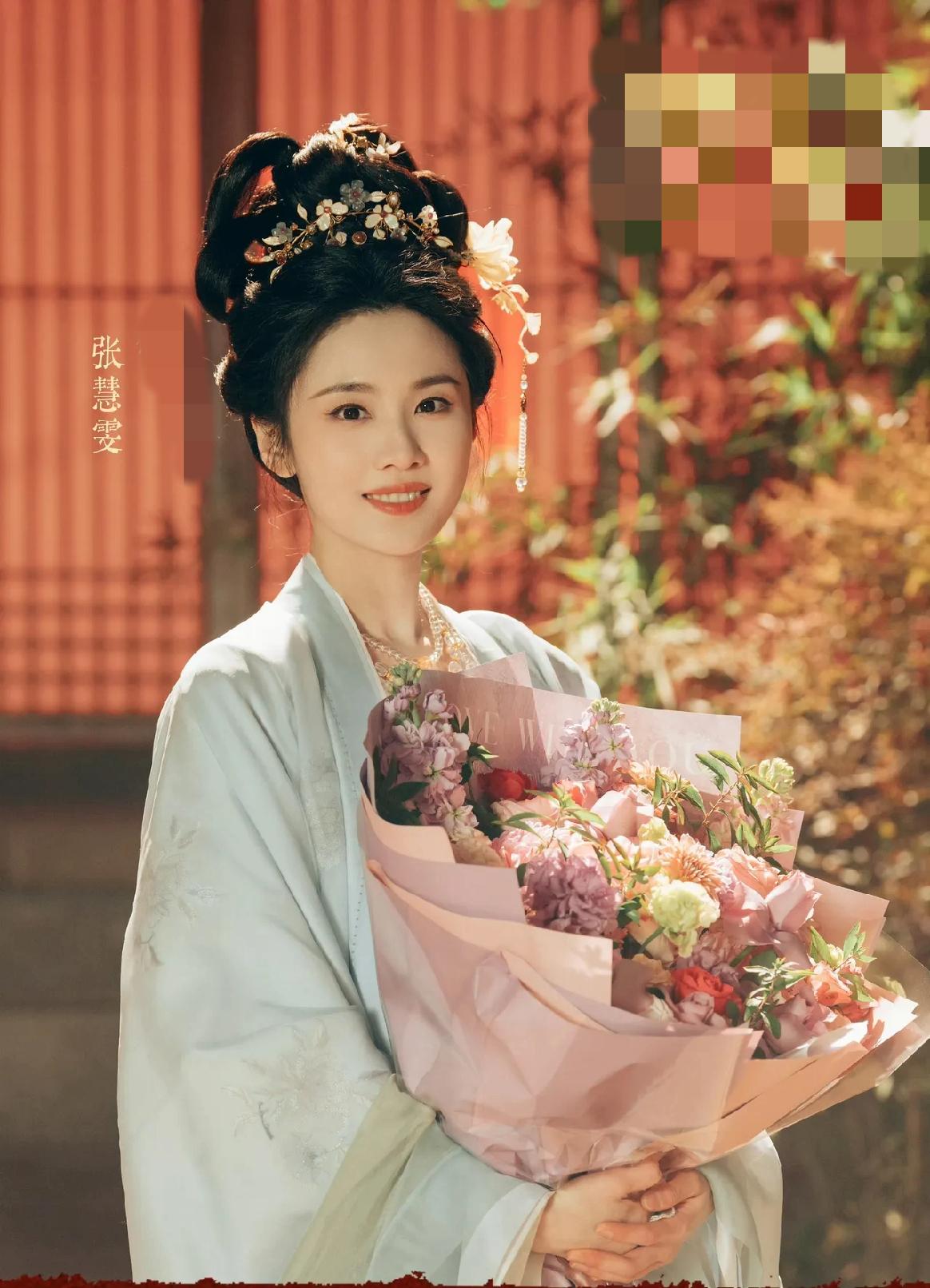 张慧雯1993年9月的，天生丽质，生活中十分少女感。但许多比她大的还老在演甜宠角