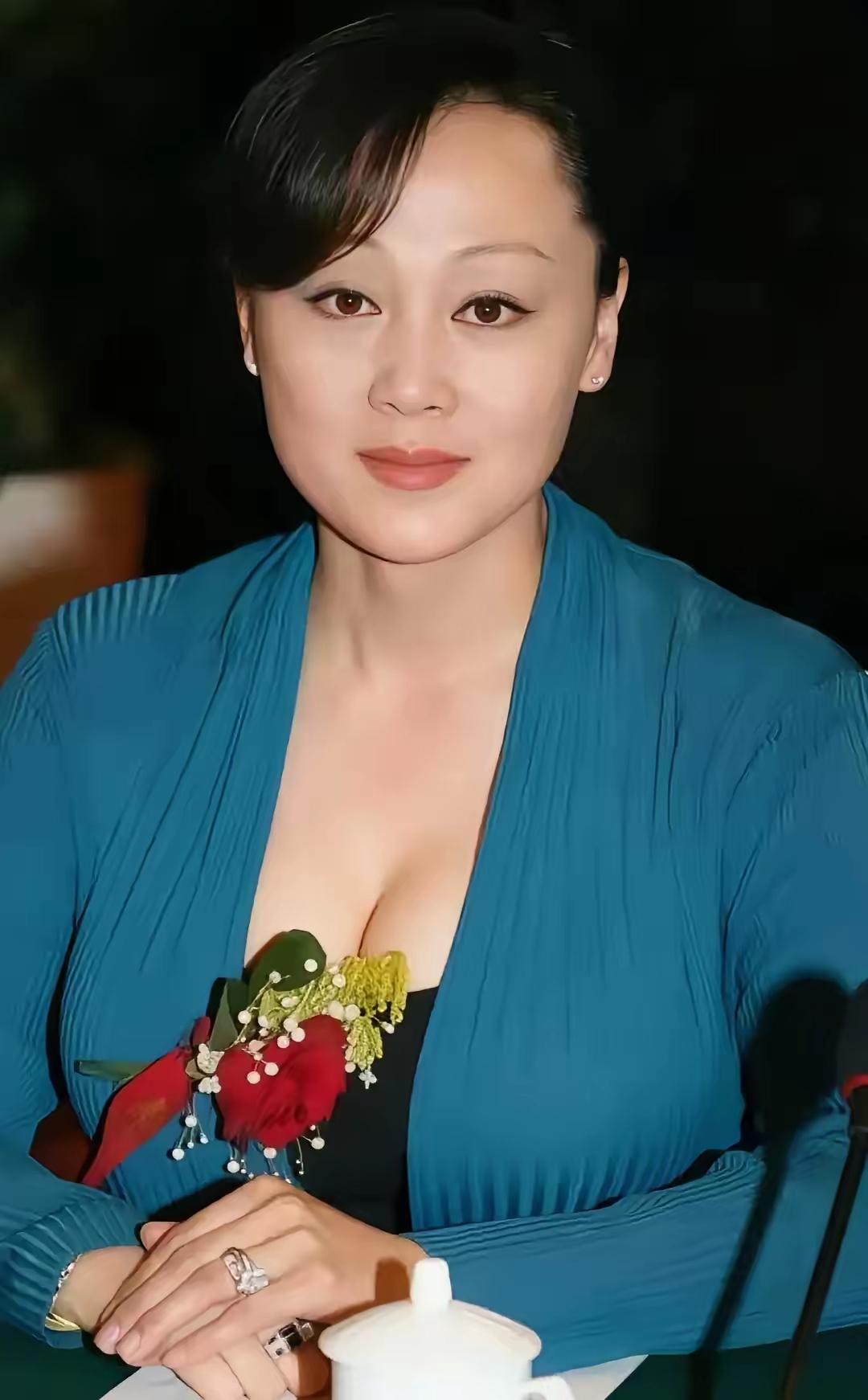 王姬这身材，你可以说她胖，可以说她壮，但是你不能说她不美呀
就这身材也太肥美了吧