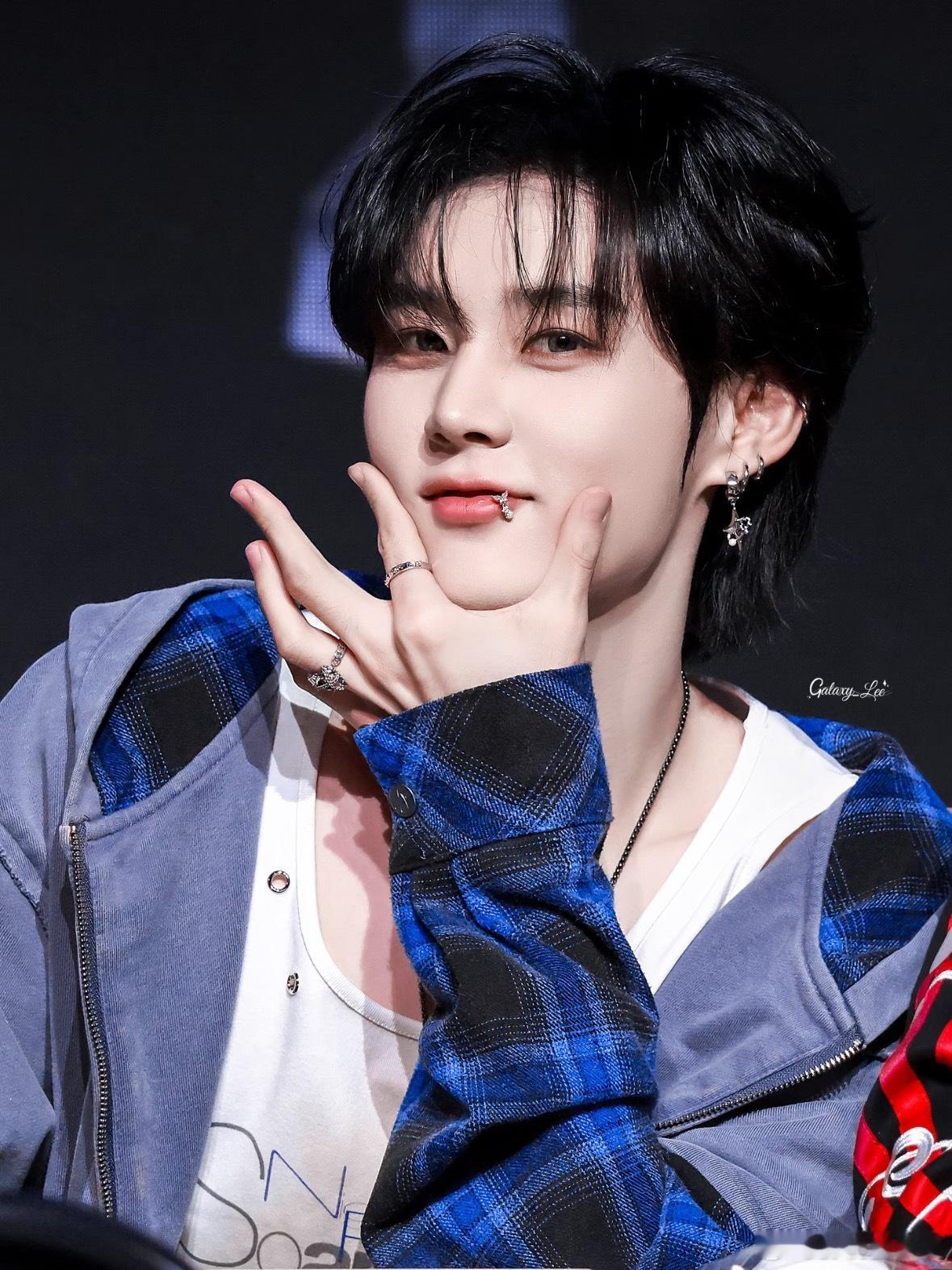 李权哲 小牌大耍不是谁能给我解释一下他是谁啊？这小不小牌的 我也不知道他是谁啊，