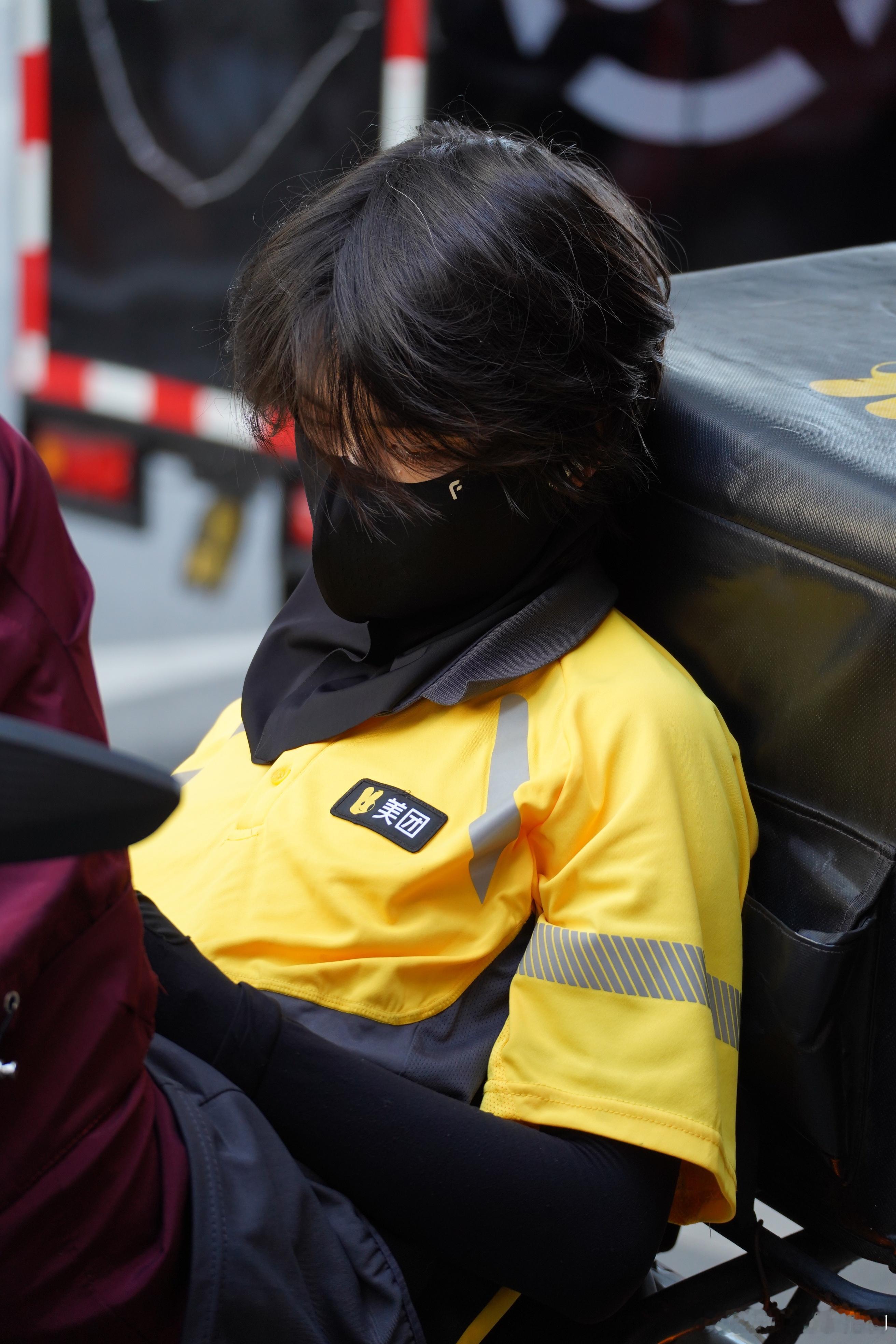 小哥这条紫色长裤真是深得我心很久之前有买过一条 H&M 的，此后很多年没见到这个