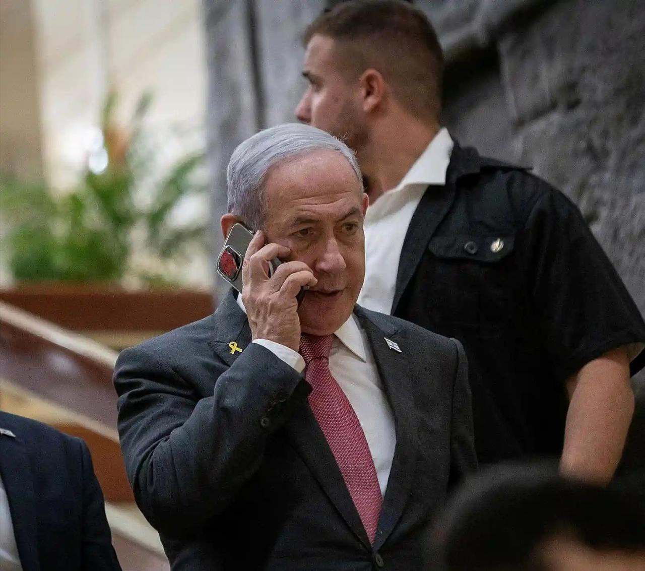 正要尚且如此，岂不人人自危?
近日网友们注意到以色列总理内塔尼亚胡在使用手机时，