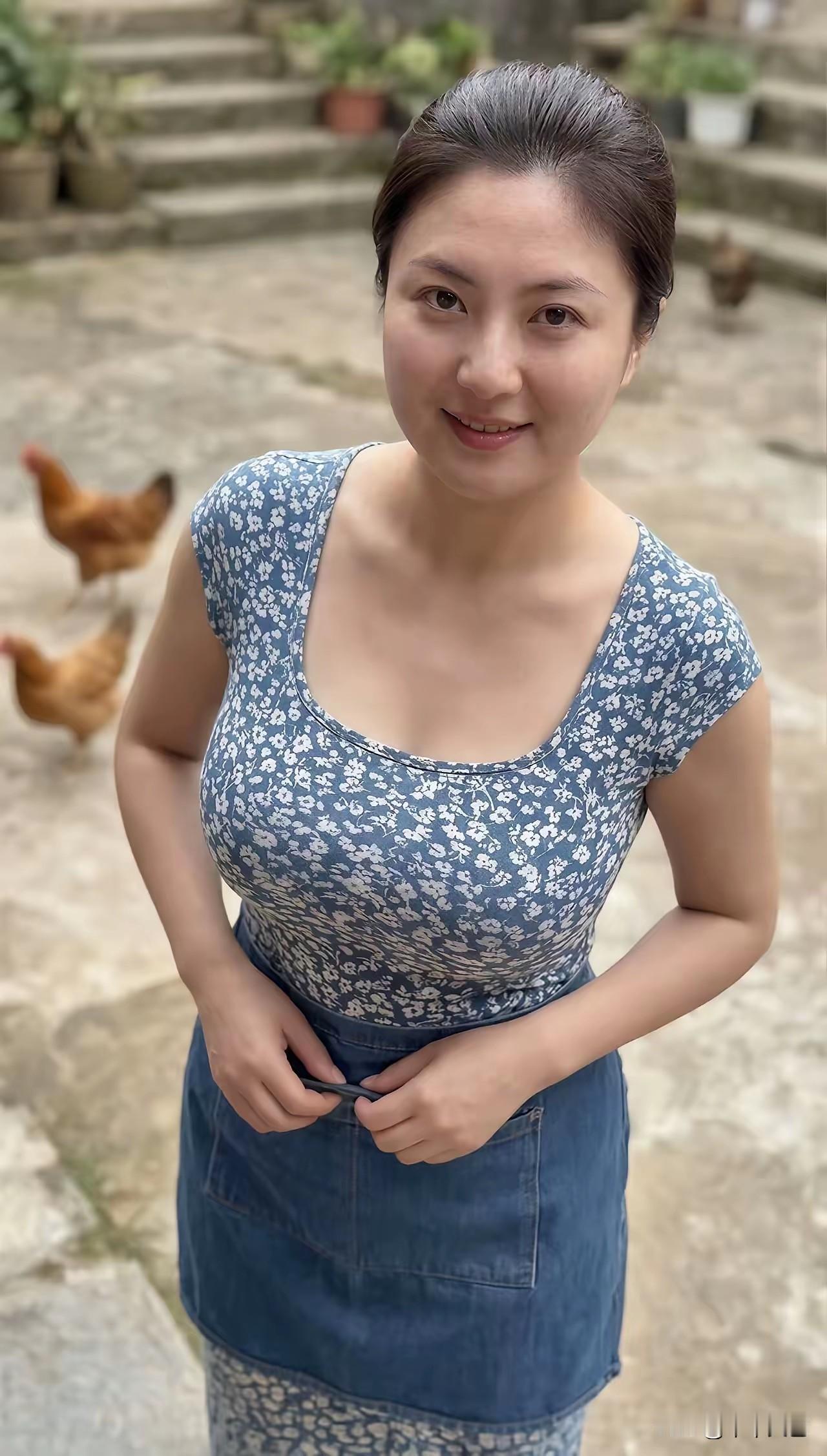 唧唧复唧唧，木兰当户织。不闻机杼声，唯闻女叹息。问女何所思，问女何所忆。女亦无所