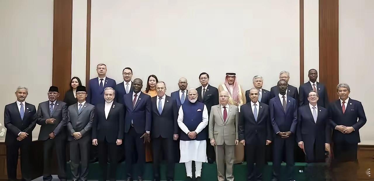 莫迪终于参加金砖国家会议了，而且这次妥妥的C位，没有人敢和莫迪抢位置，因为这是在