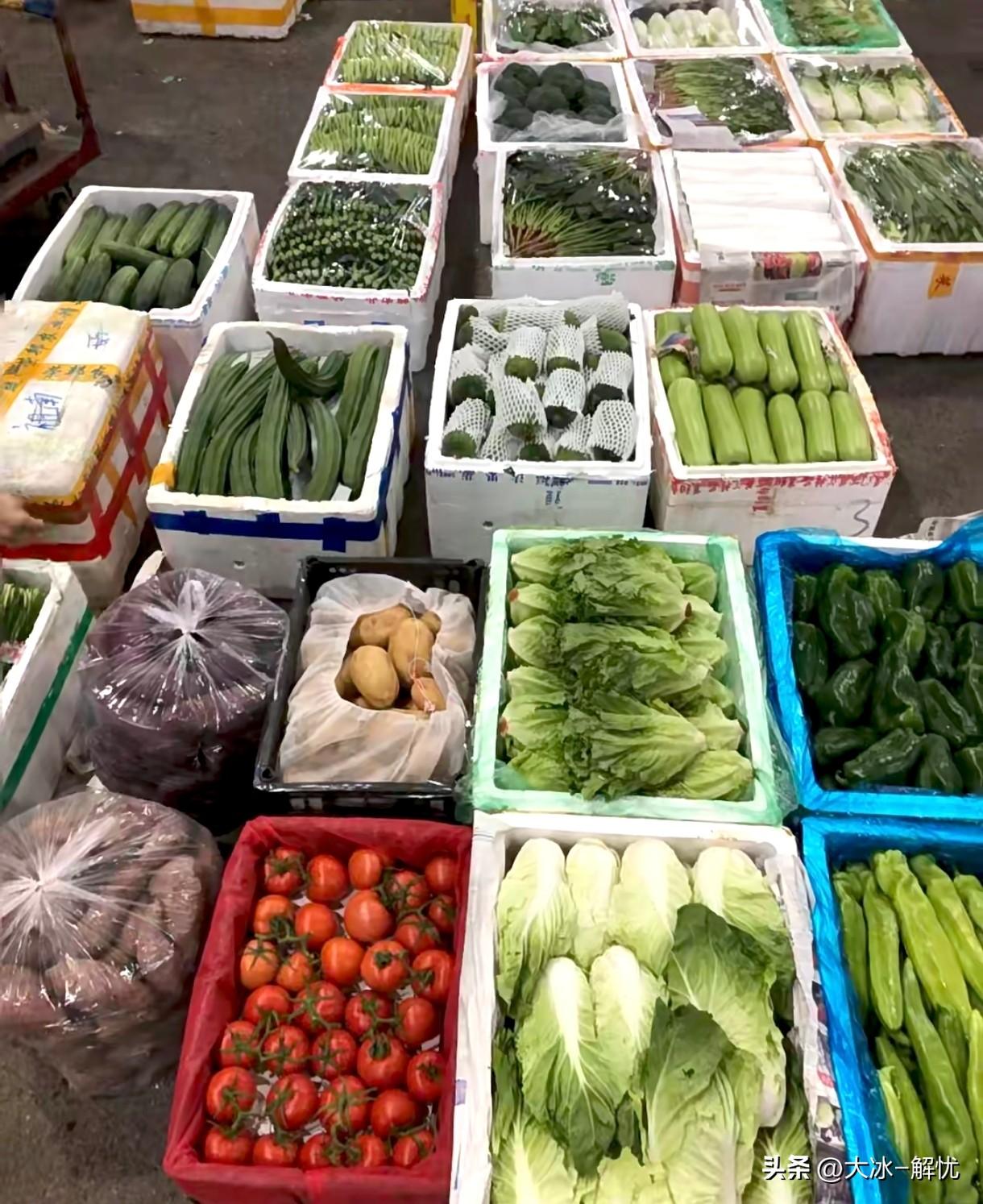 我有一个30平的临街档口，在本地最大的农产品批发市场里，租给了一个做果蔬批发的商