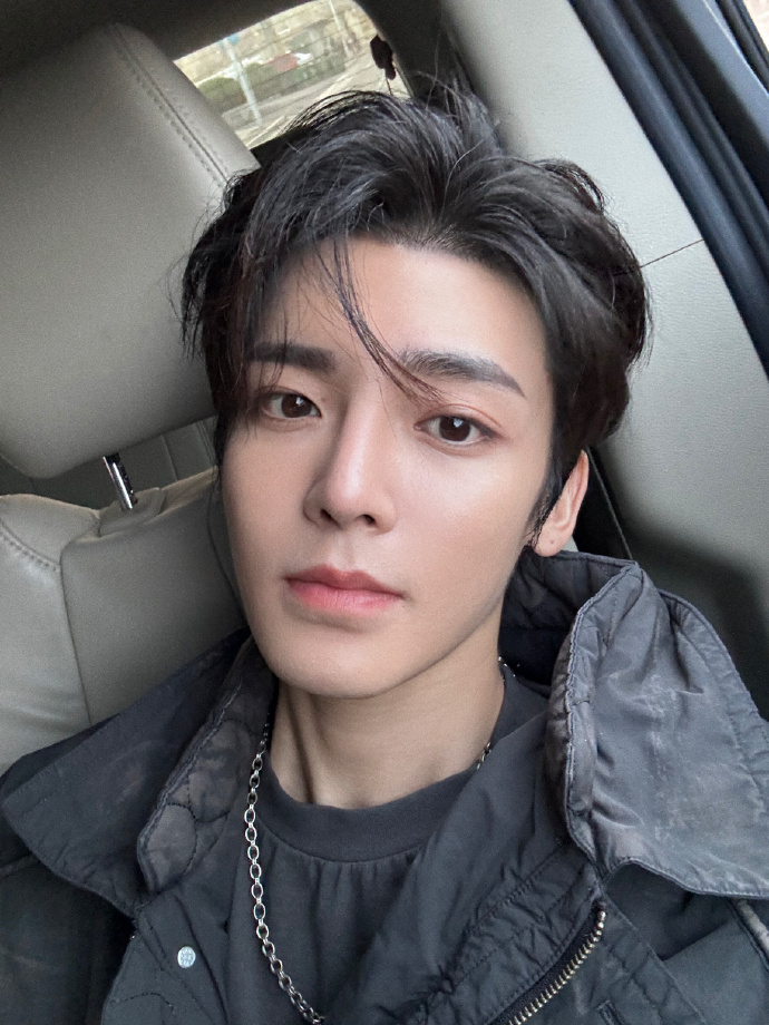 #侯明昊上节目带了10瓶防晒# 这么多防晒，相信侯明昊在录制节目期间一定能保持好