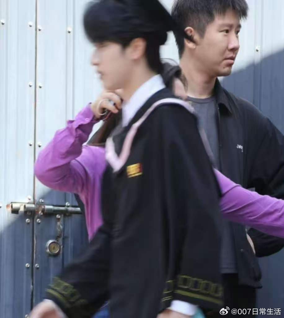 严浩翔没有拍毕业照 严浩翔没拍上毕业合照 严浩翔因为现场混乱没有拍上大合照 