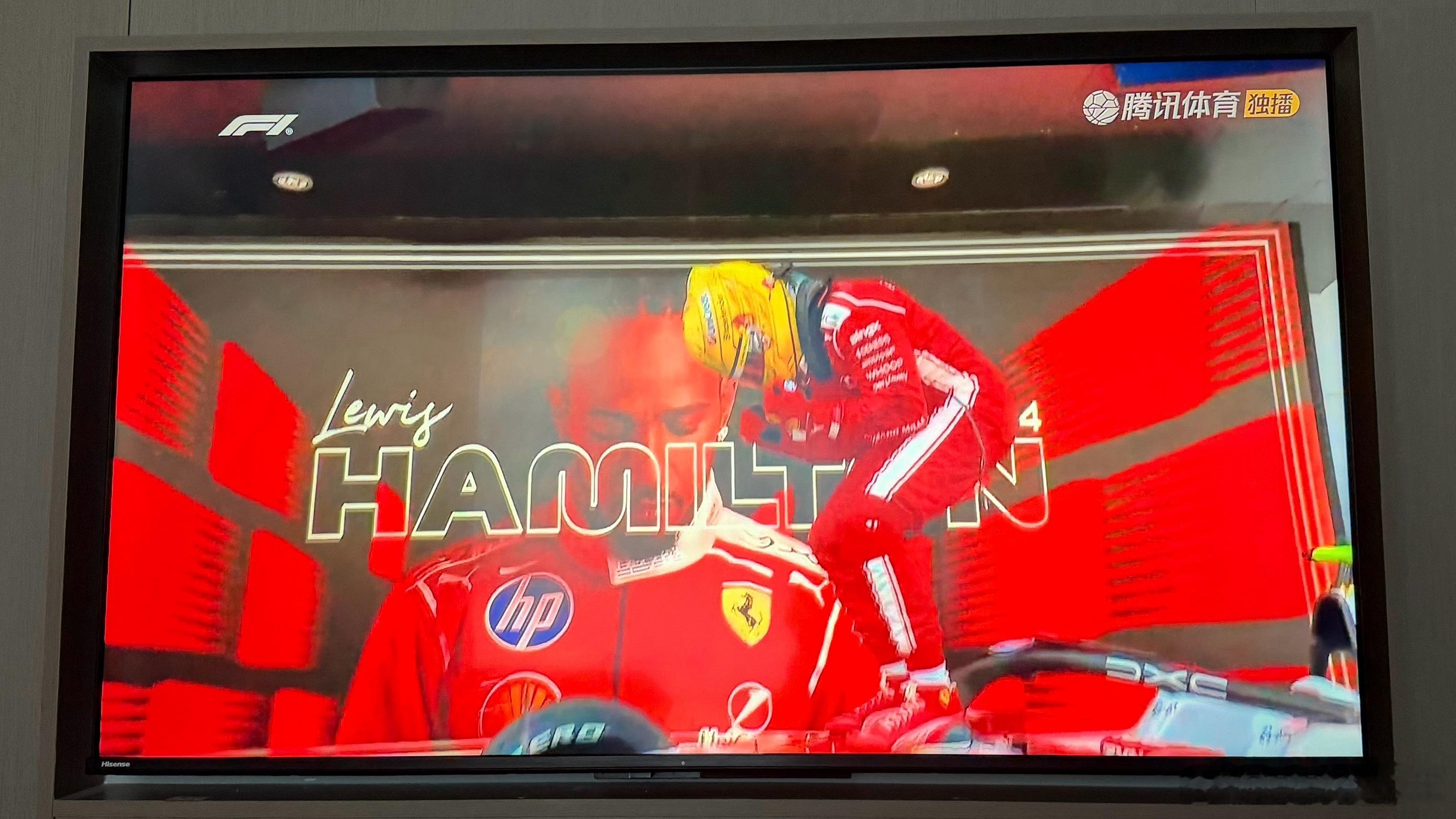 F1巴塞罗那正赛汉密尔顿在法拉利的首个正赛冠军，太牛了！和卡戴珊谈恋爱之后老汉状