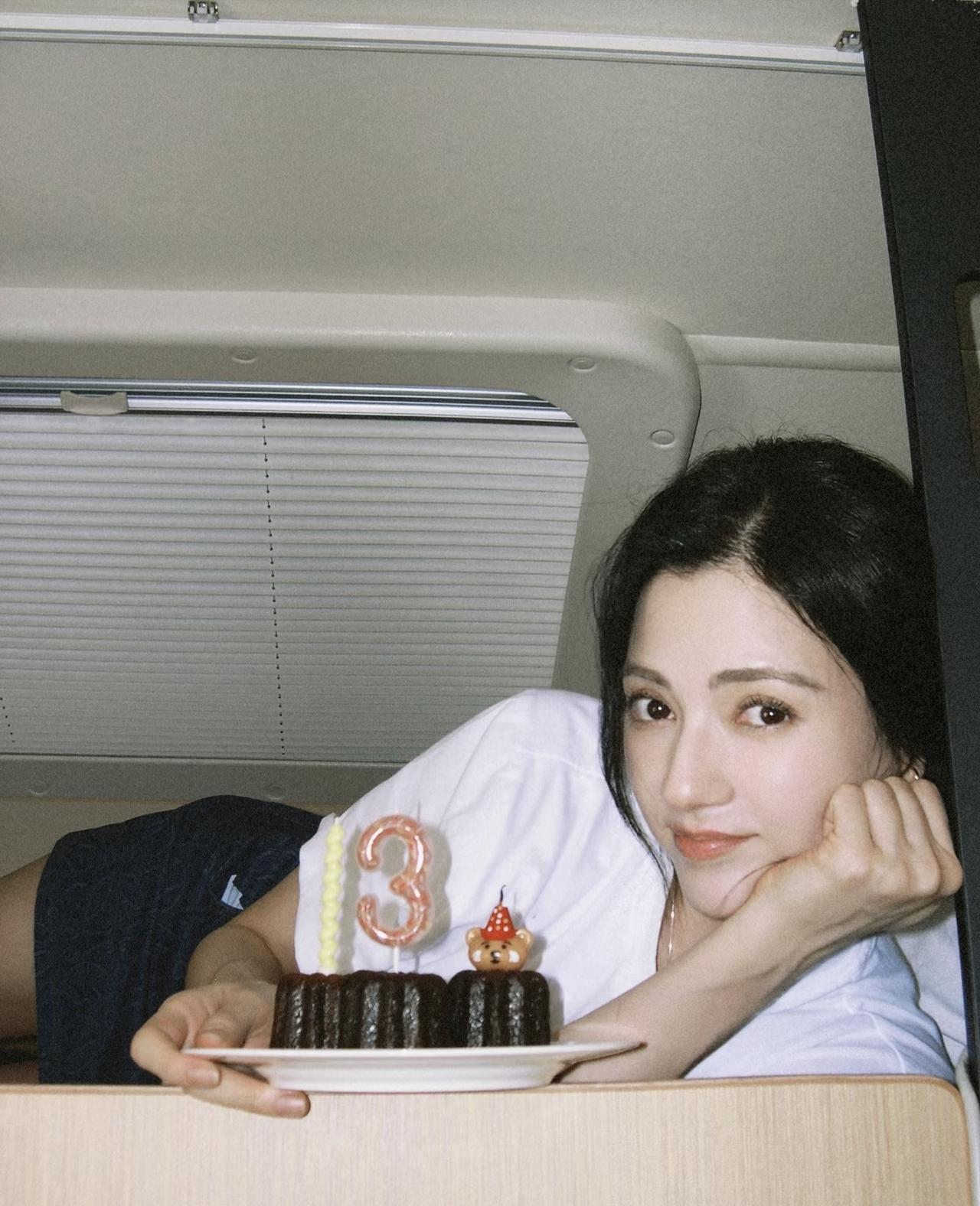 娜然端着两个小蛋糕，
蛋糕上插着蜡烛“3”，
写着Harry 3rd anniv