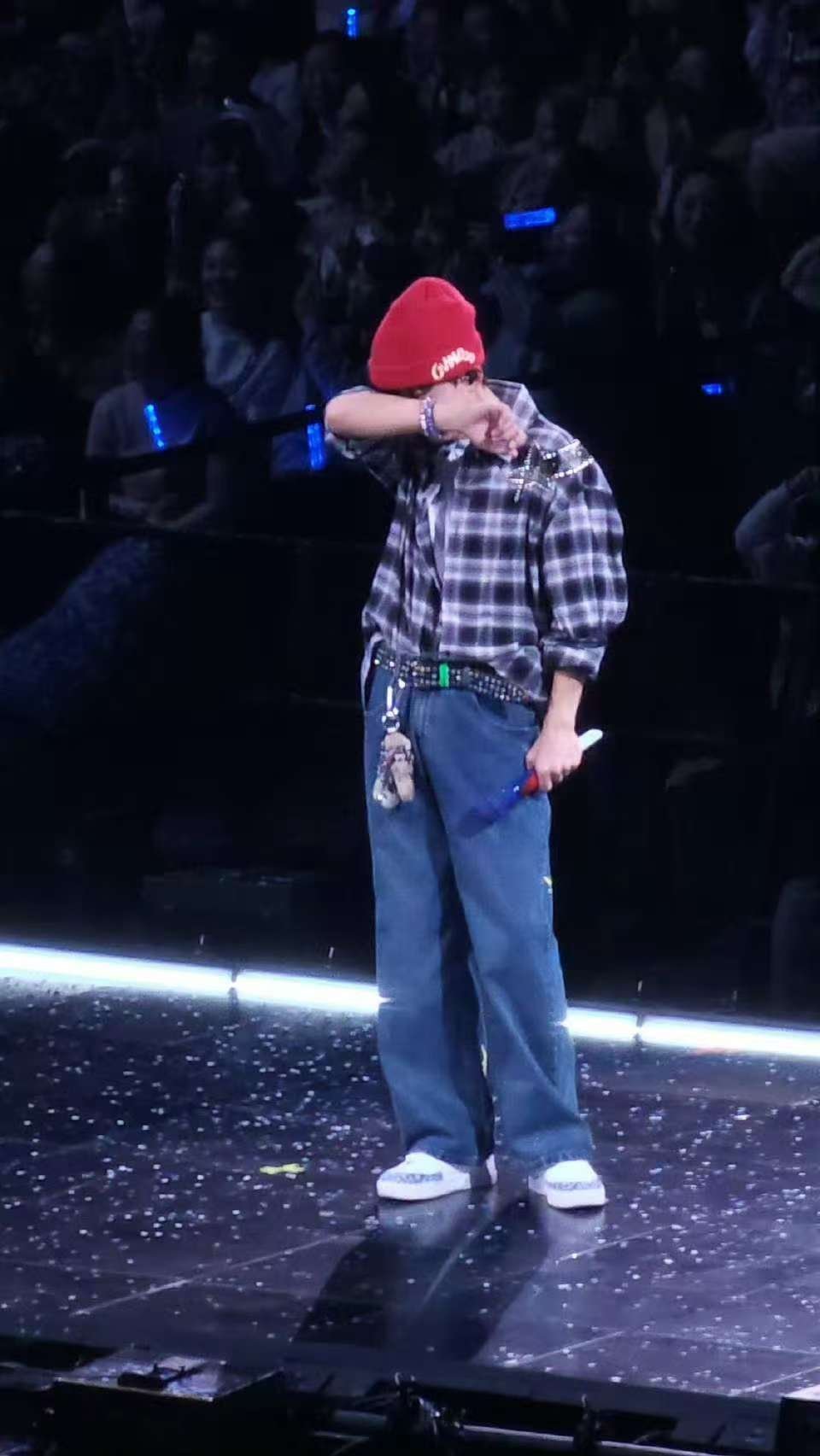 张杰新春场好像唠家常谁教张杰这么穿的🥺🥺像幼儿园出来的小朋友，小红帽还是草莓