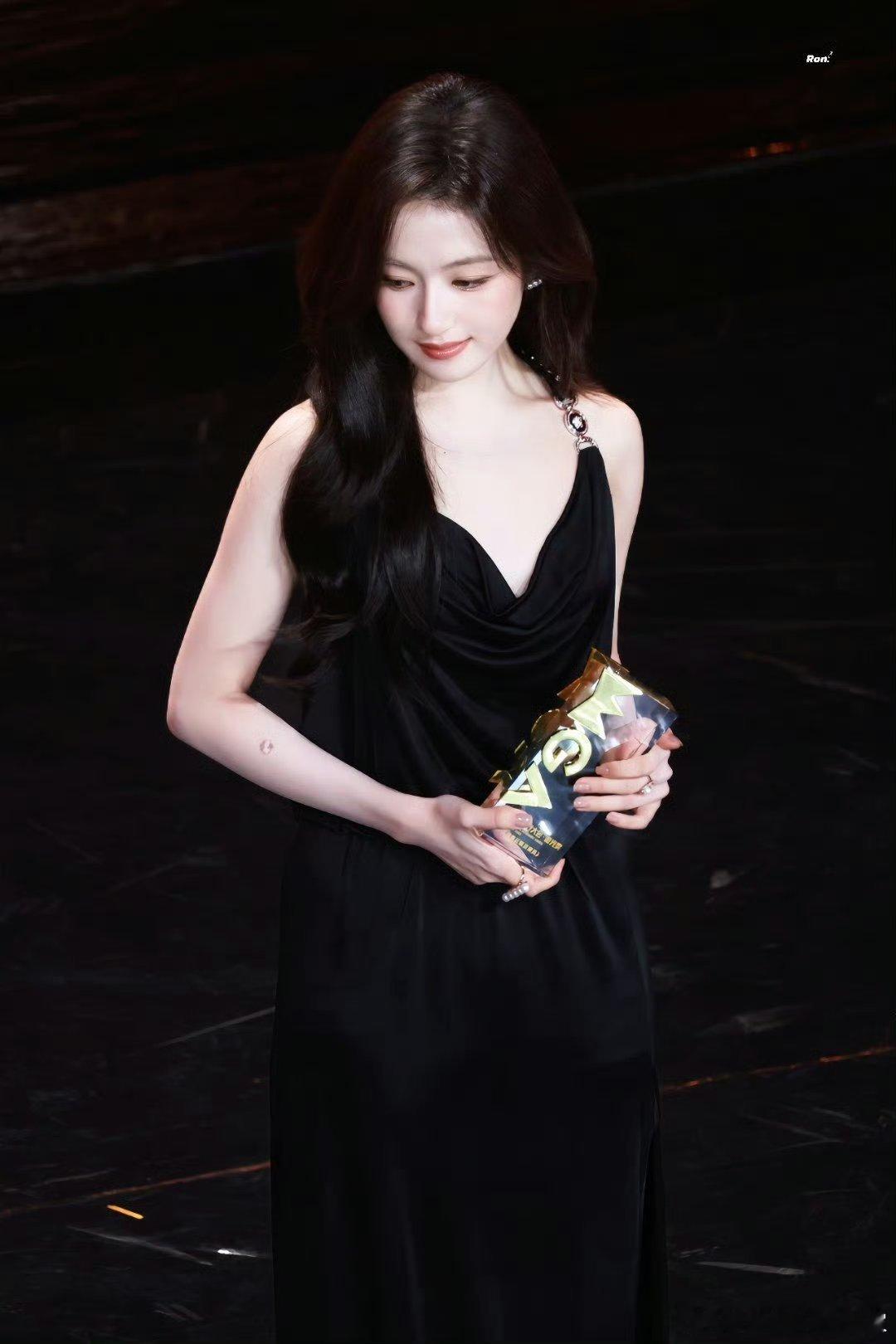 李兰迪发言我都有点智性恋了，从容又大方谁能不爱[馋嘴] ​红气养人 ​​​