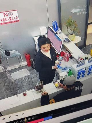 男子身穿“奥特曼”衣服竟然把前台女子吓了一大跳！
这奥特曼又不是怪兽，这个女子为