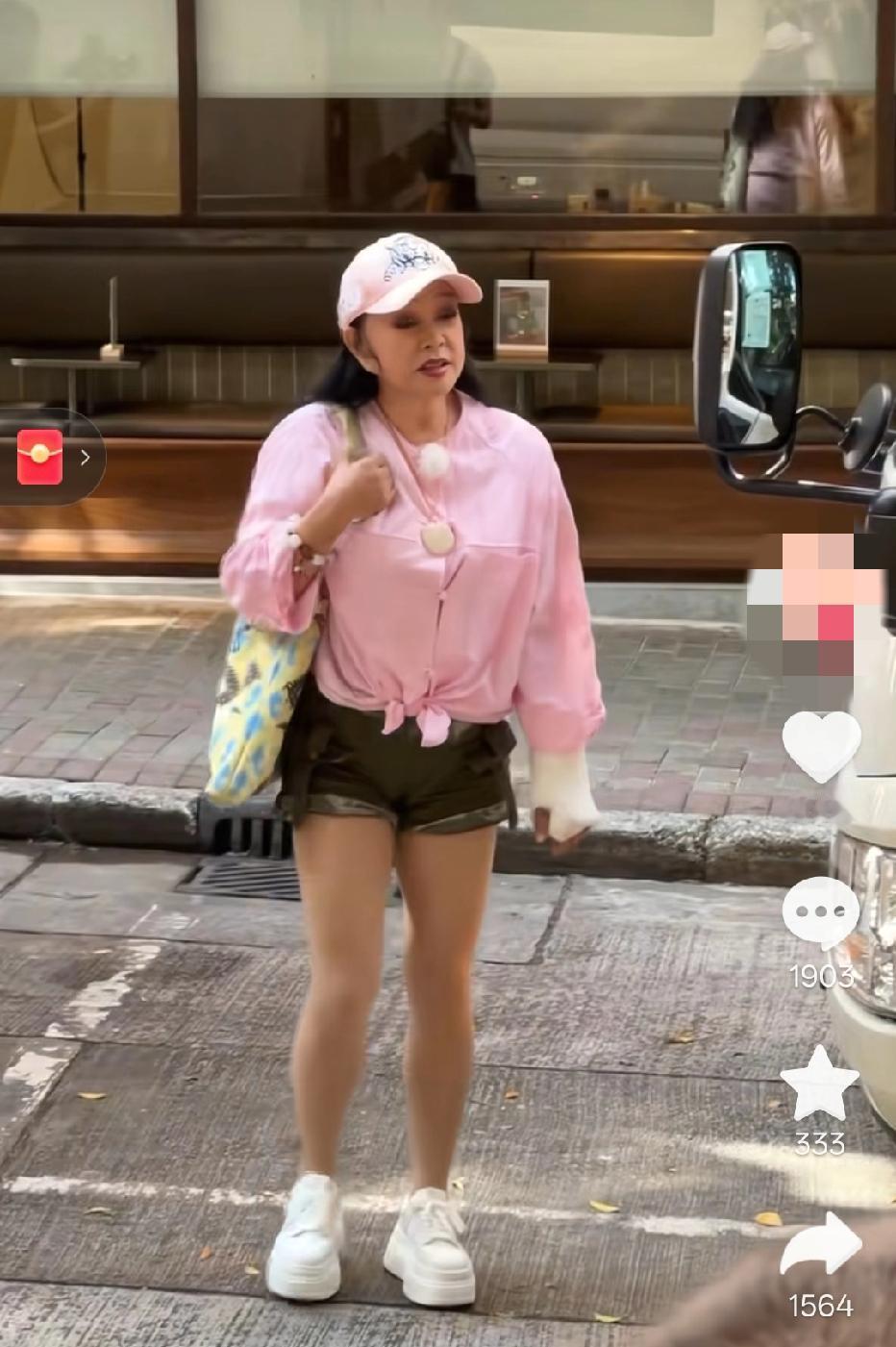 大家有没有觉得
75岁的刘晓庆根本在“逆生长”
刚刷到她在香港街头的视频
穿短裤