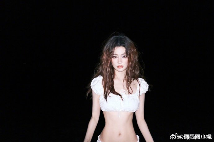 徐璐晒海边泳衣照徐璐晒出自己海边泳衣照，多么曼妙的身材啊。徐璐晒泳装照