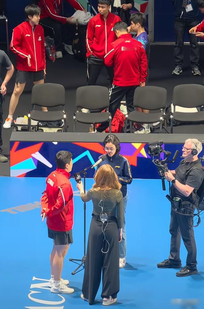 都说王楚钦只会机场吃面，可他抡起大勺颠锅那一下，整个国乒队都沸腾了。
锅里是滋