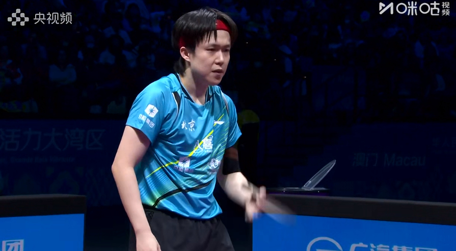 这两人的表情，很有前几天男单决赛的感觉，甚至比男单决赛更专注，这把真就是看谁更能