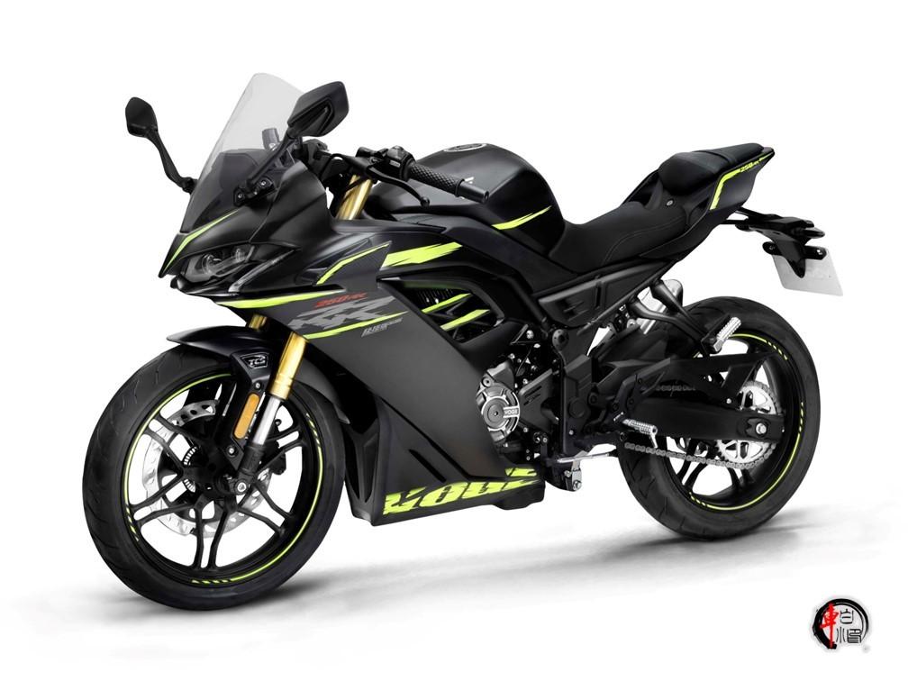 无极推出2025款250RR快排版仿赛车型，售价15499元。新车搭载248cc