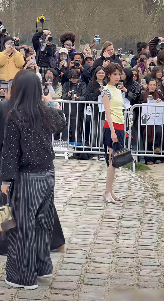 迪丽热巴缺席巴黎，陈都灵却在“简陋”秀场杀疯了，这背后的差距大得惊人！
 
别看