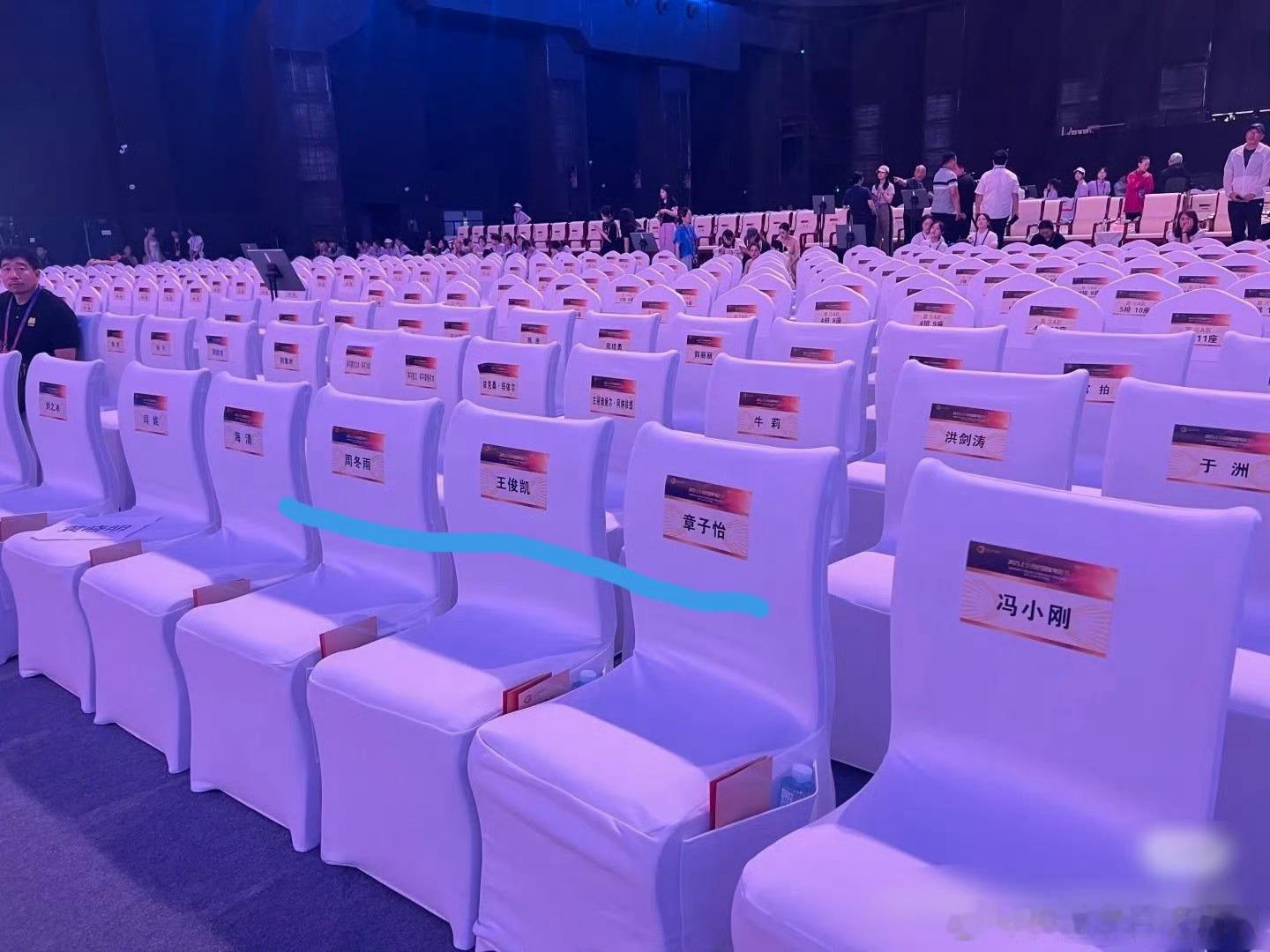 国家电影节王俊凯坐章子怡周冬雨中间，好大的咖啊 ​​​
