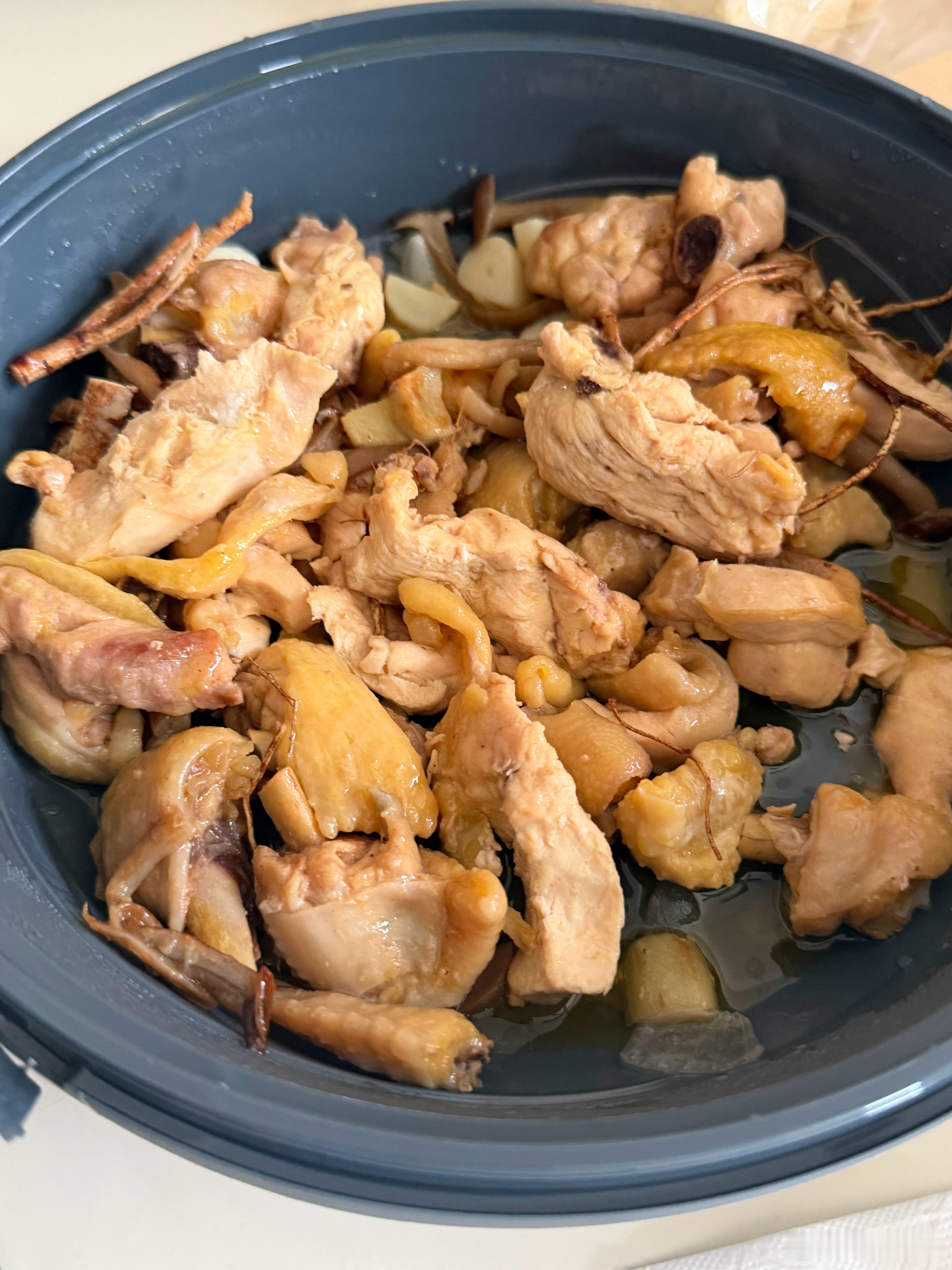 连吃三天太二这个五指毛桃焗鸡…也不是说多么惊艳但是感觉这个味道特别上瘾，我一睁眼