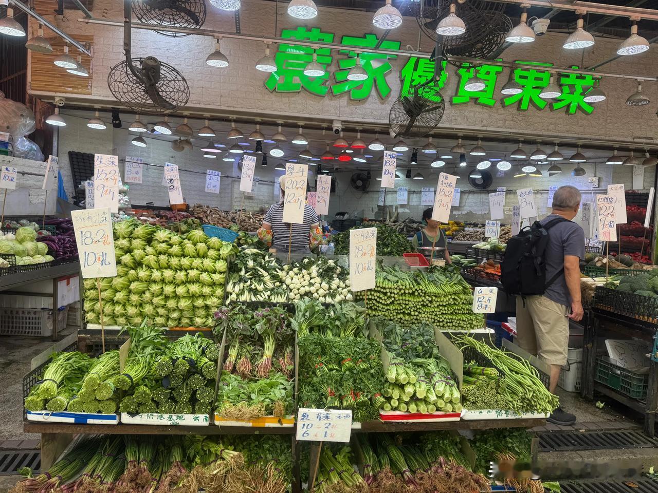 香港菜市场摆得好整齐啊，玉米10元3条跟深圳一样呢。
香港人均寿命快90岁了，世