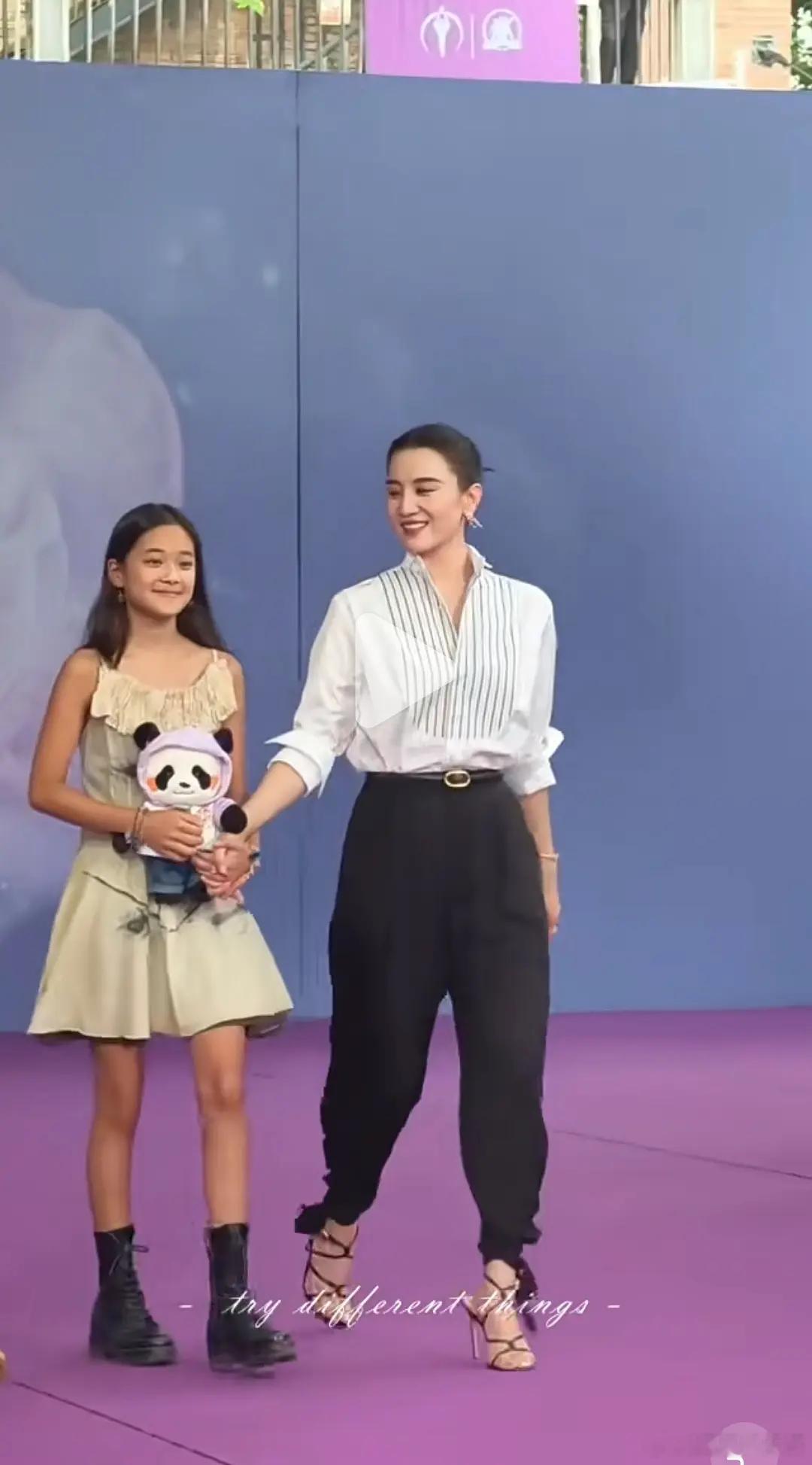 梅婷的女儿真的像小孩子一样啊，感觉还很天真 
