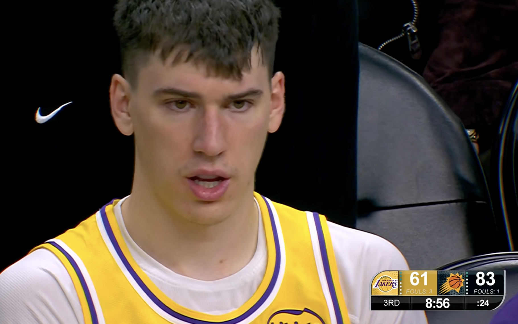 拉拉维亚吃T，湖人落后22分。 