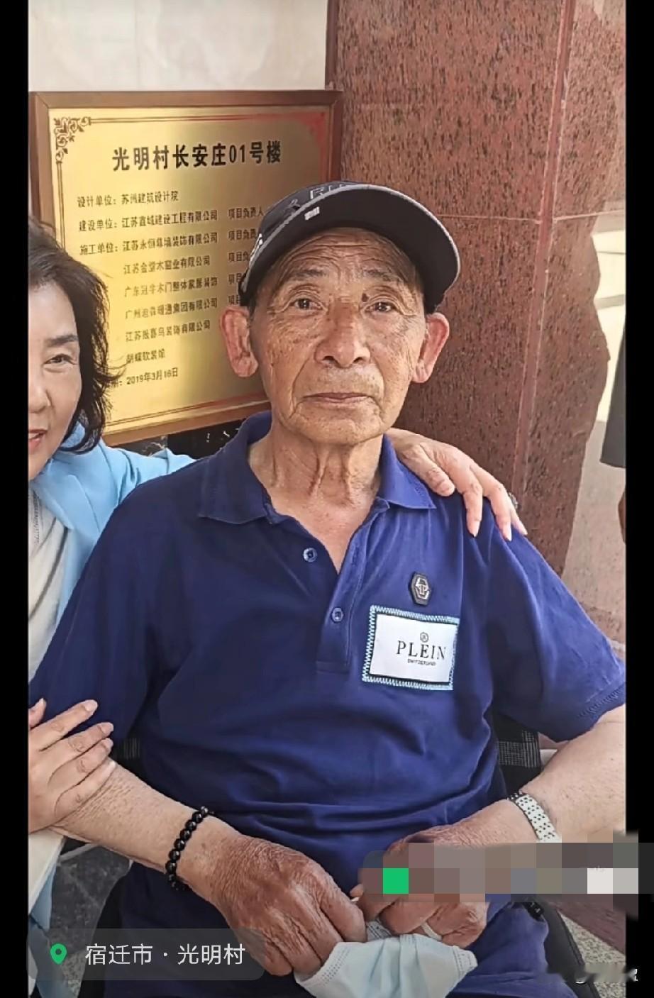 有人发现没？
刘父是招风耳
双耳垂扇，耳垂很大，福相！
儿子有本事，老爸老妈也成