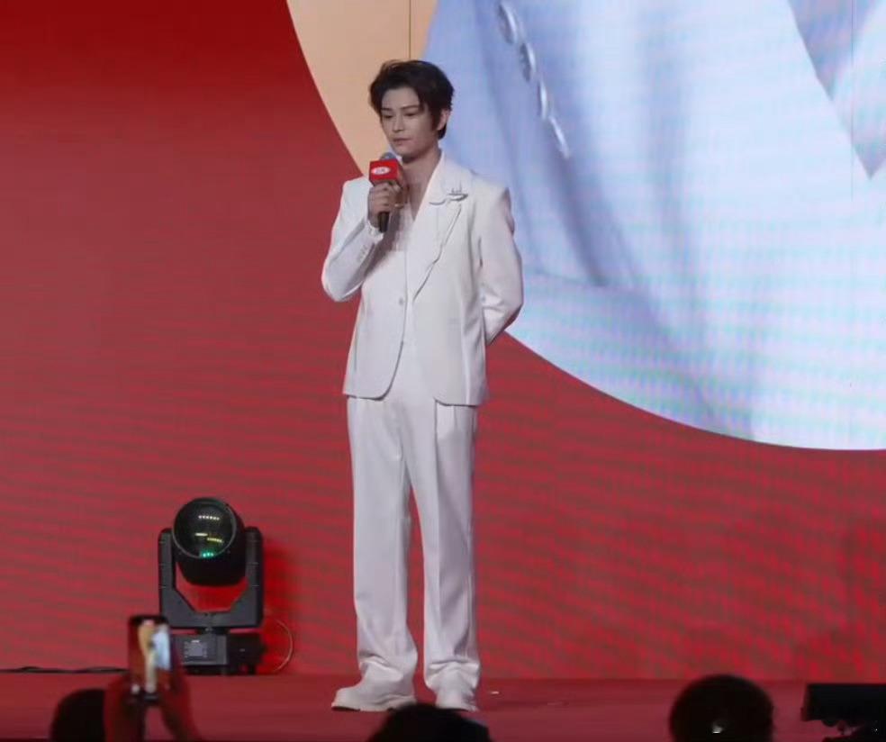 丁禹兮纯白西装高级感 纯白西装与松弛感绝配！丁禹兮穿上贵气十足，台上从容自在，自