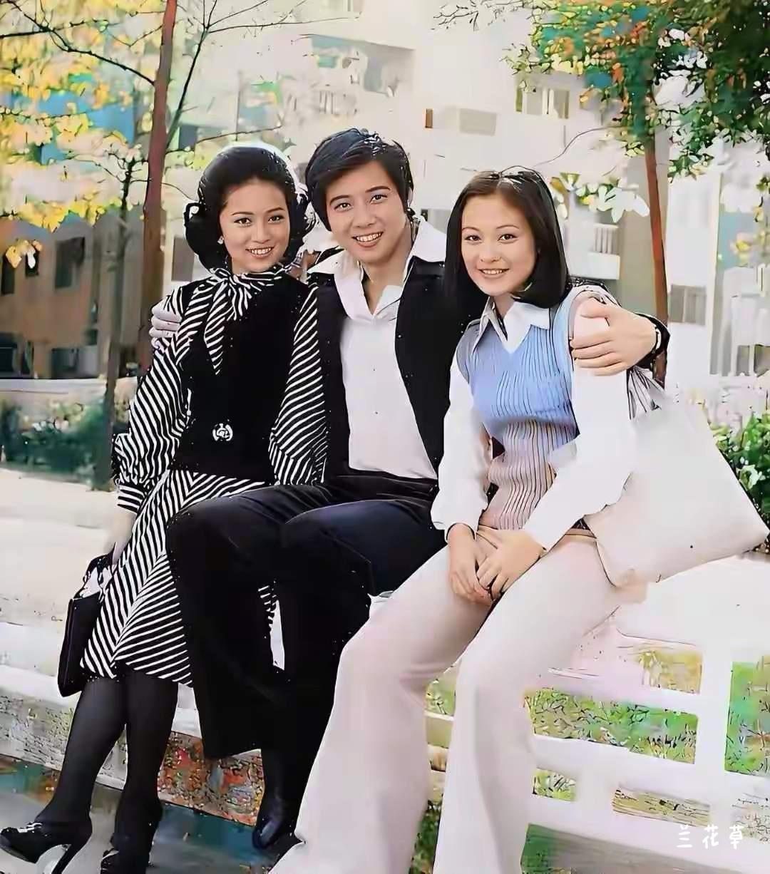 认识这仨吗？都是大明星哦！