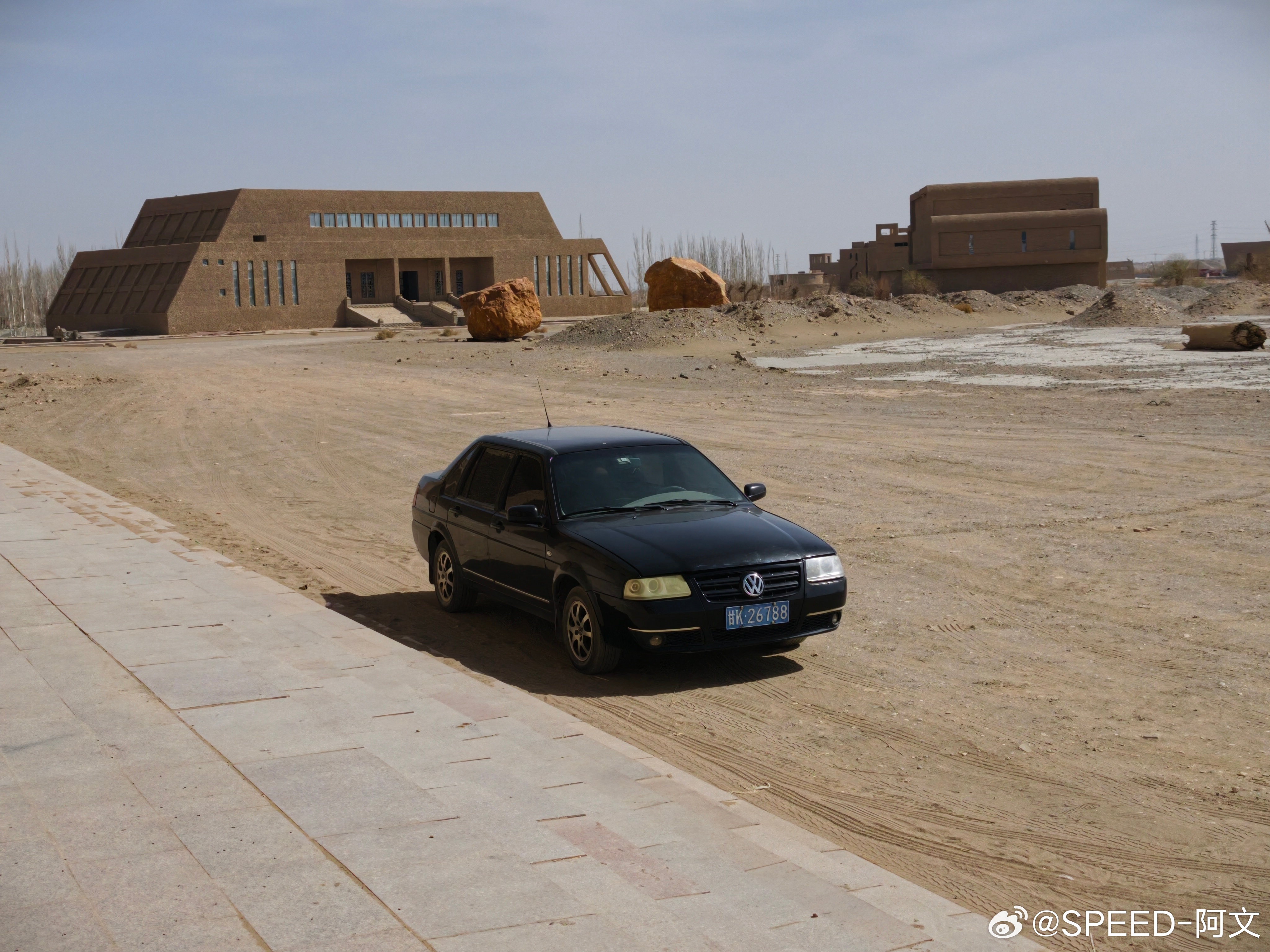 一辆在沙漠中的桑塔纳，多少有点落寞的样子。汽场全开