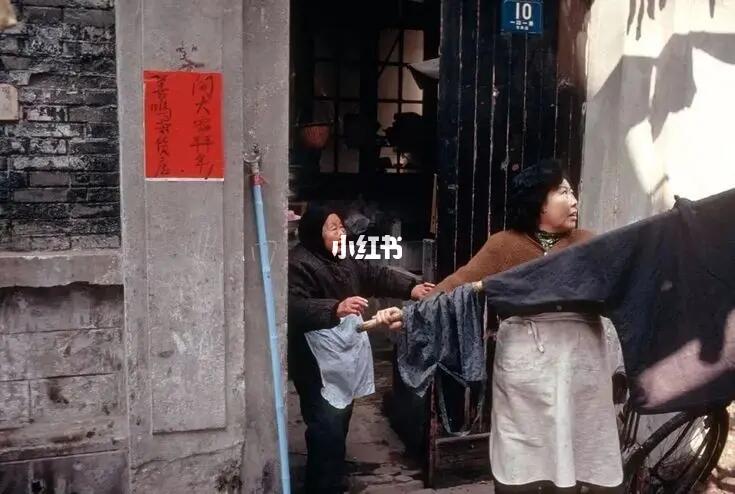 上世纪九十年代，新年前的上海弄堂