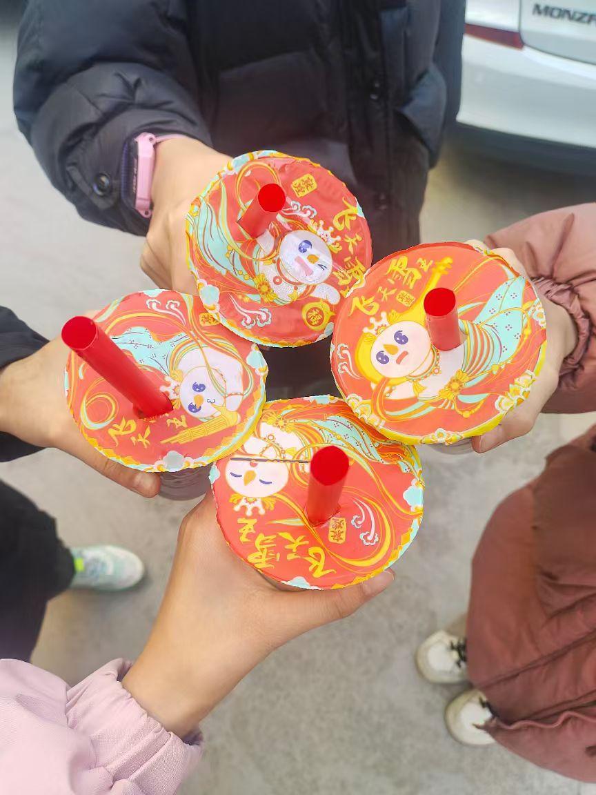 现在的孩子简直是奶茶“重度爱好者”！放学路上眼睛直勾勾盯着奶茶店，周末更是要拉着