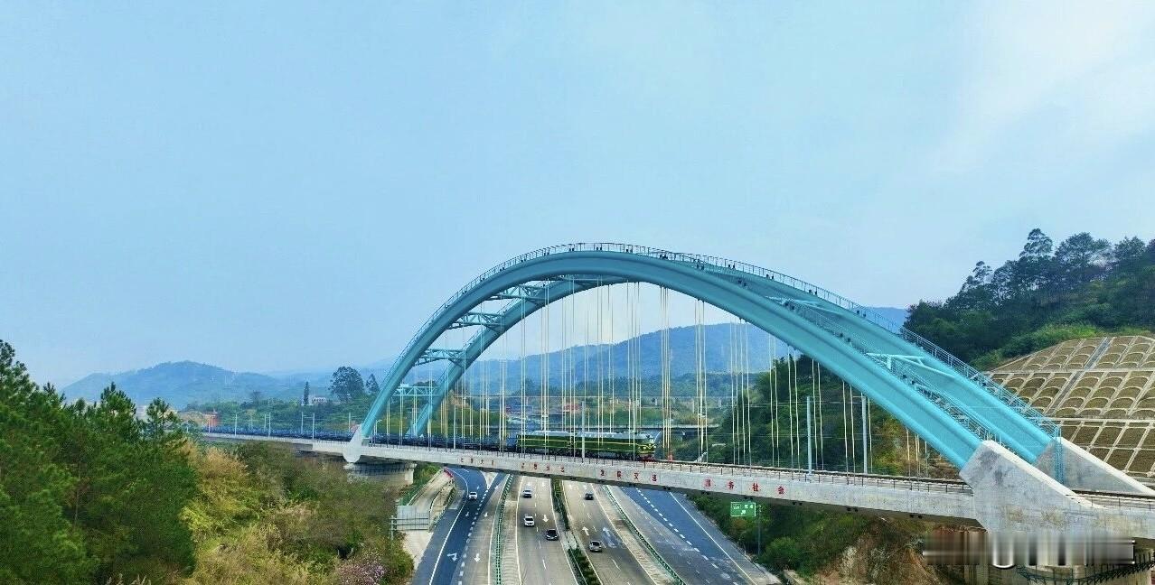 集卡领红包2月12日，在南珠高铁玉林北至岑溪东段古竹冲大桥铺轨施工现场，40余名