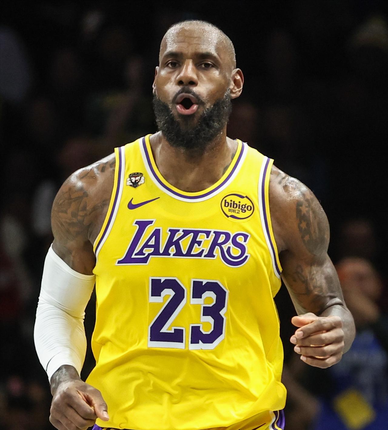 詹姆斯近14场对阵勇士数据：

——场均31.6分8.7板10助
——投篮命中率