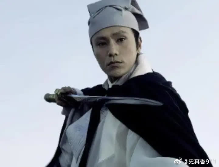 当年，陈坤的父母离婚后，他被判给了妈妈，有一年春节他饿着肚子可怜巴巴地说：“爸爸