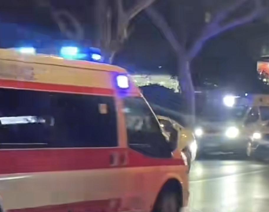 女友过马路被车给撞后不幸去世，男友却需要承担10%的赔偿责任，这到底是谁弱谁有理