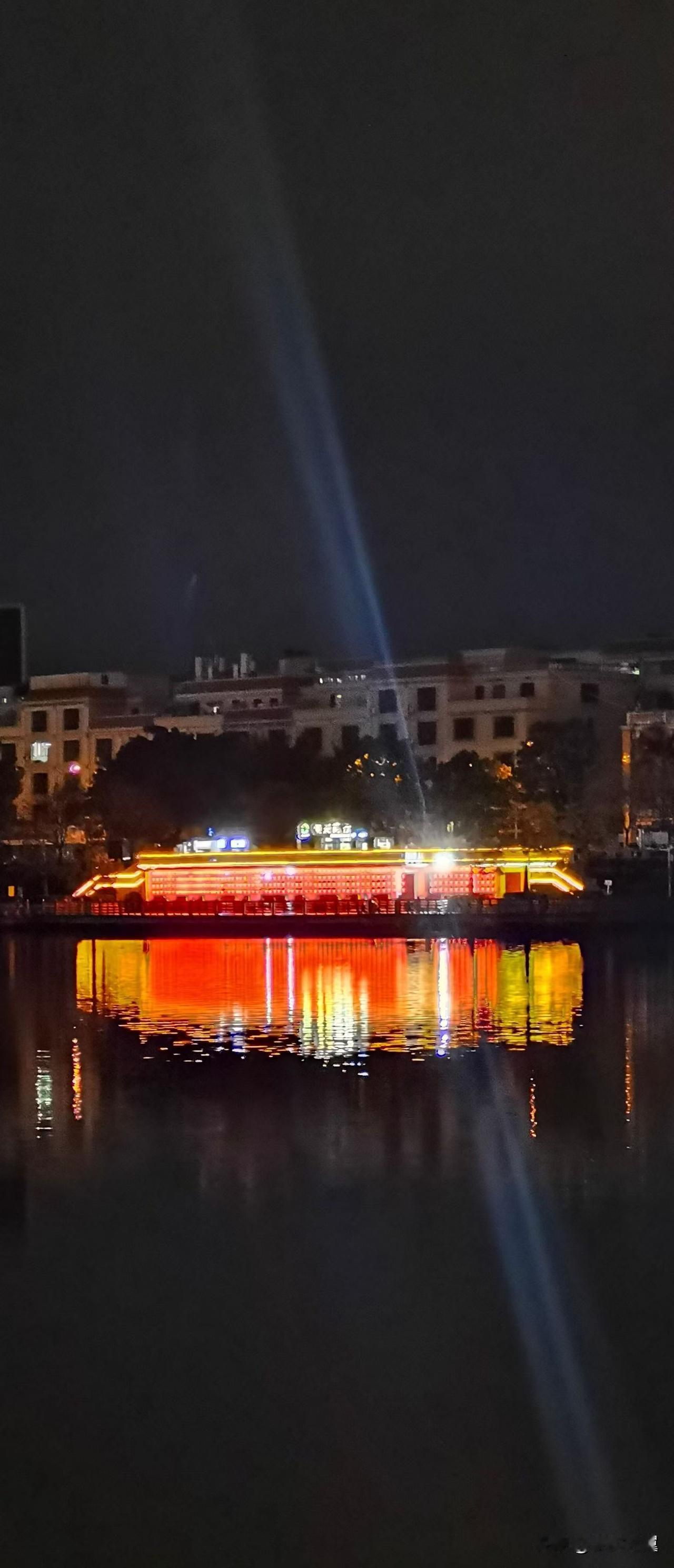 【小对联】
上：……？
下：挤挤挨挨。