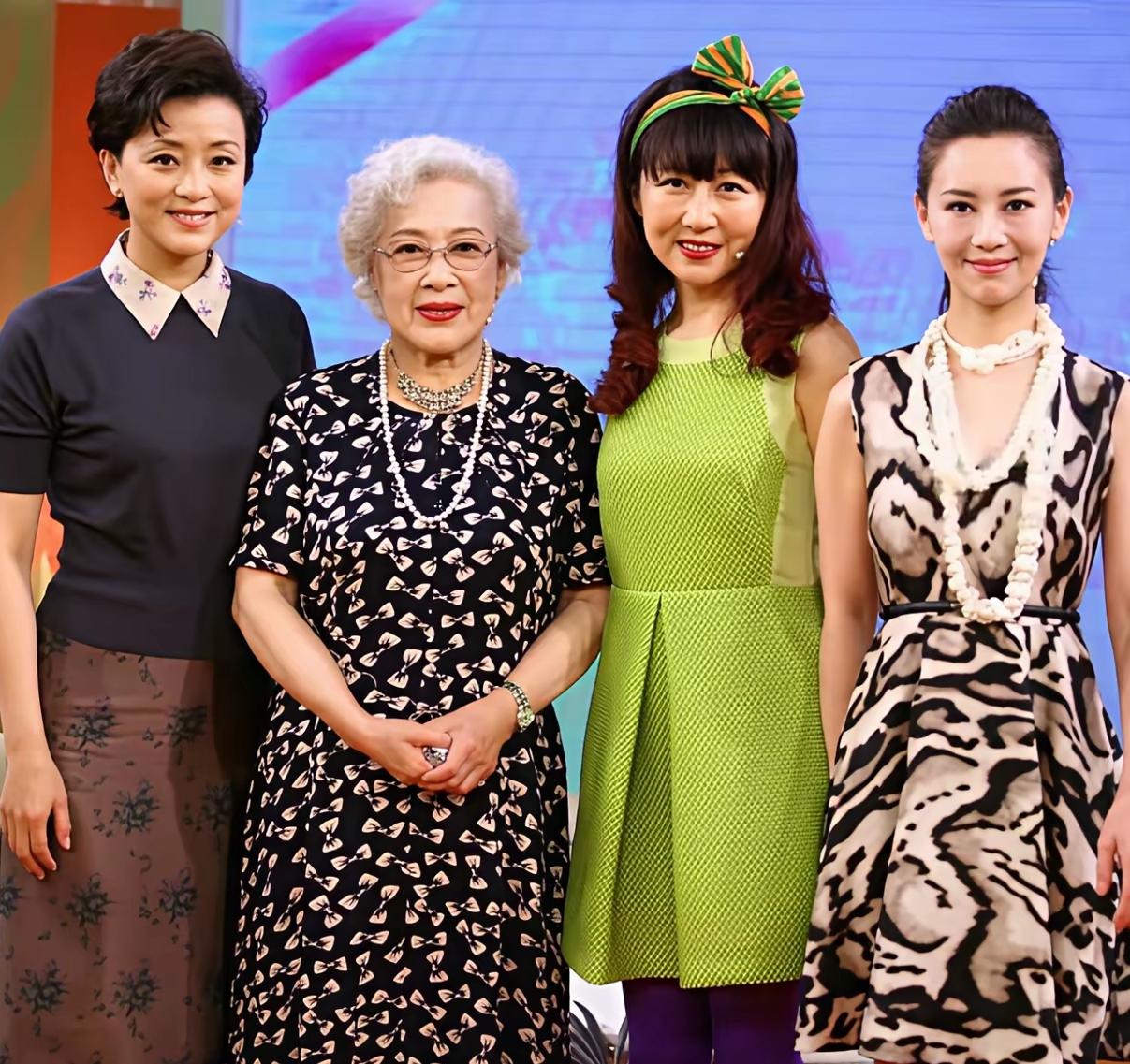 四大美女同框氛围感直接拉满🔥
杨澜龙眉凤目，气质华姿婵媛；秦怡瑰姿艳逸，尽显大