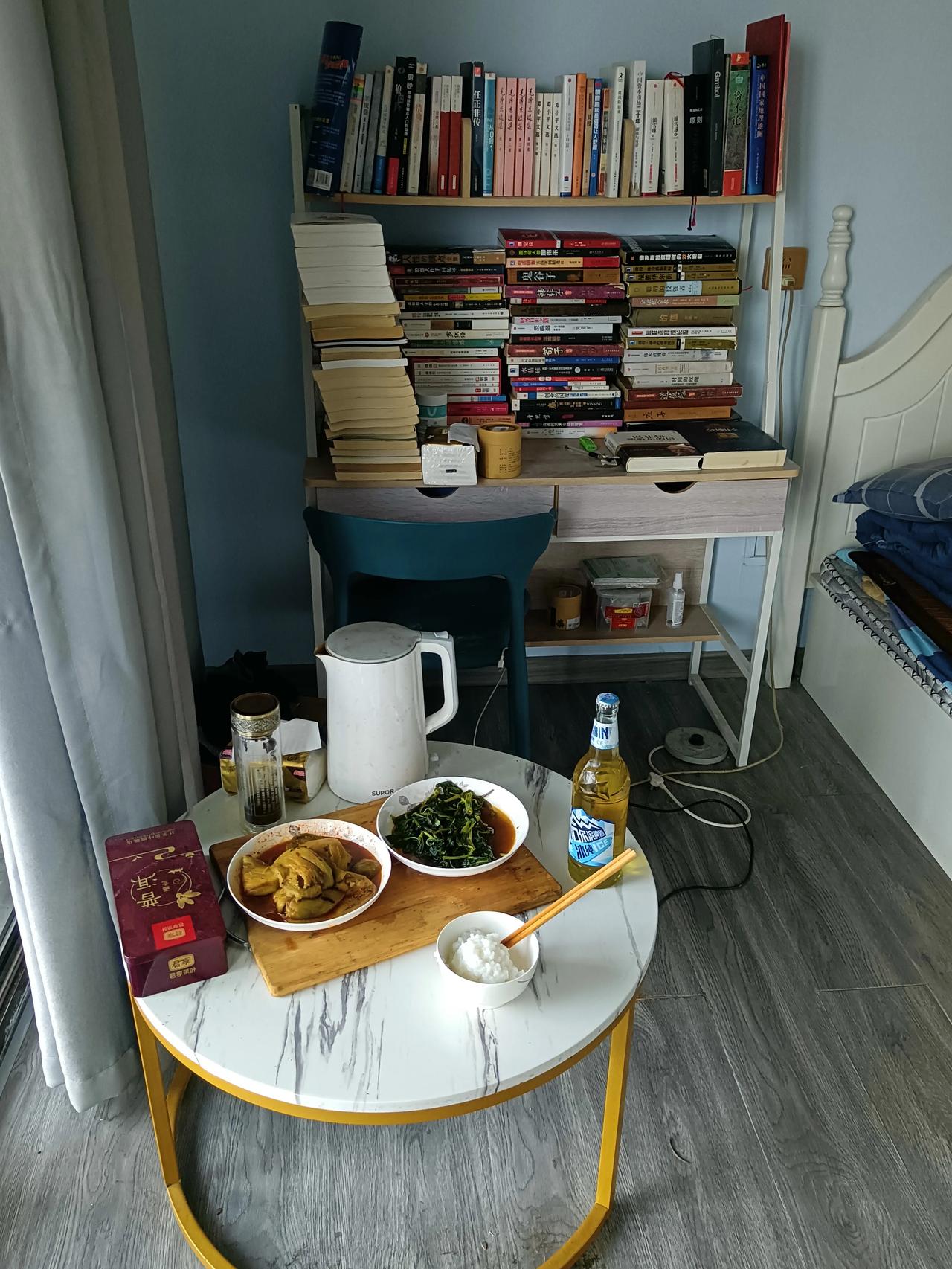 自己动手，丰衣足食。一个人只有先学会爱自己，爱生活，才有精力爱别人。找准自己目标