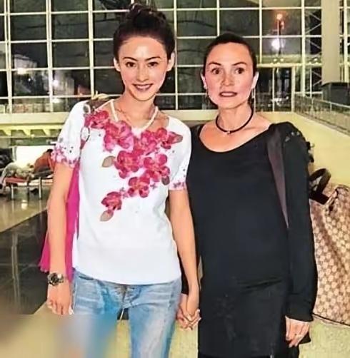 张柏芝的幸亏遗传了她妈妈的基因，长的这么漂亮。如果随了他爹就长歪了，他爹小眼睛胖