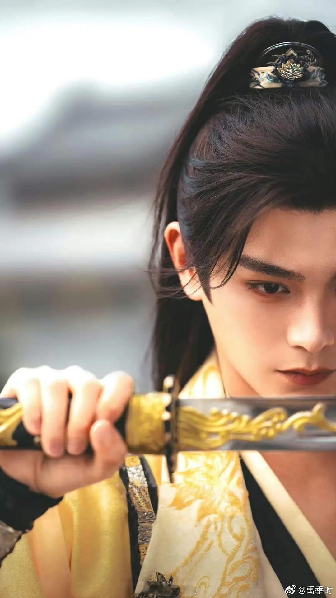 当初丁禹兮的慕子期定妆照是这样的，嘲是嘲了定妆照出来就没嘲太多了 