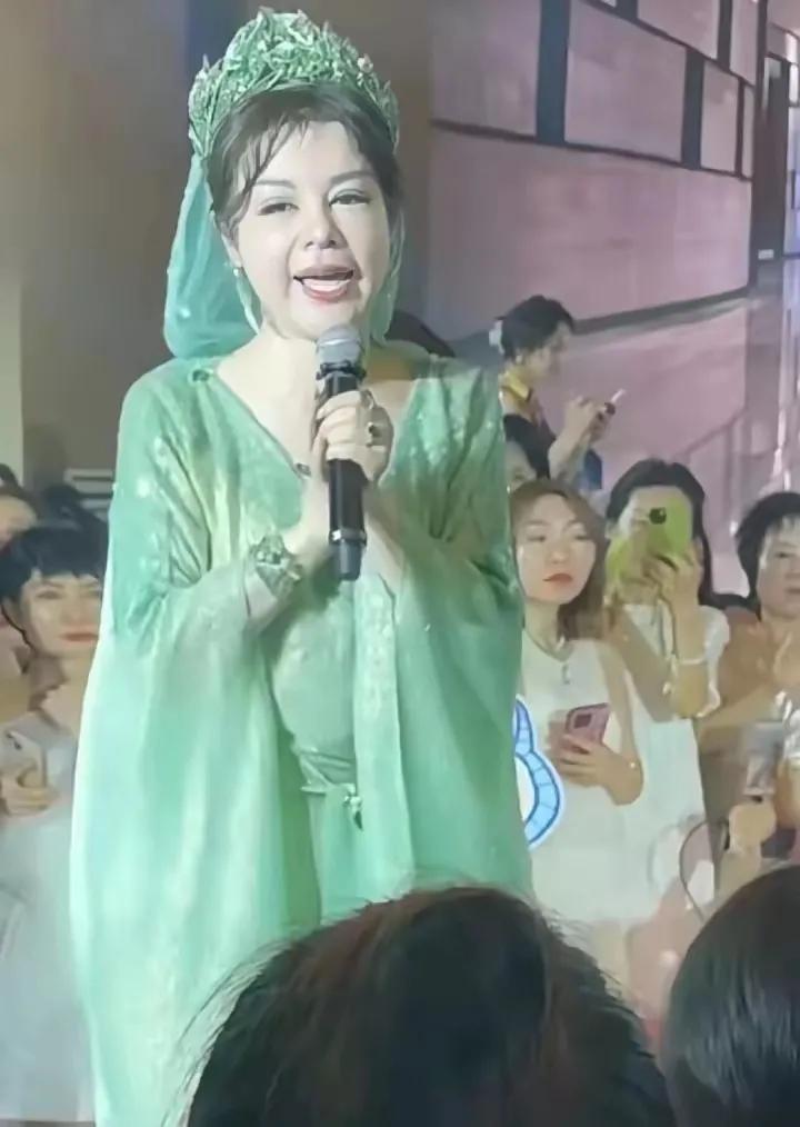 她这张脸都没有我三舅母的脸嫩！说来也奇怪，她还天天出来打广告。她是怎么说服她的粉