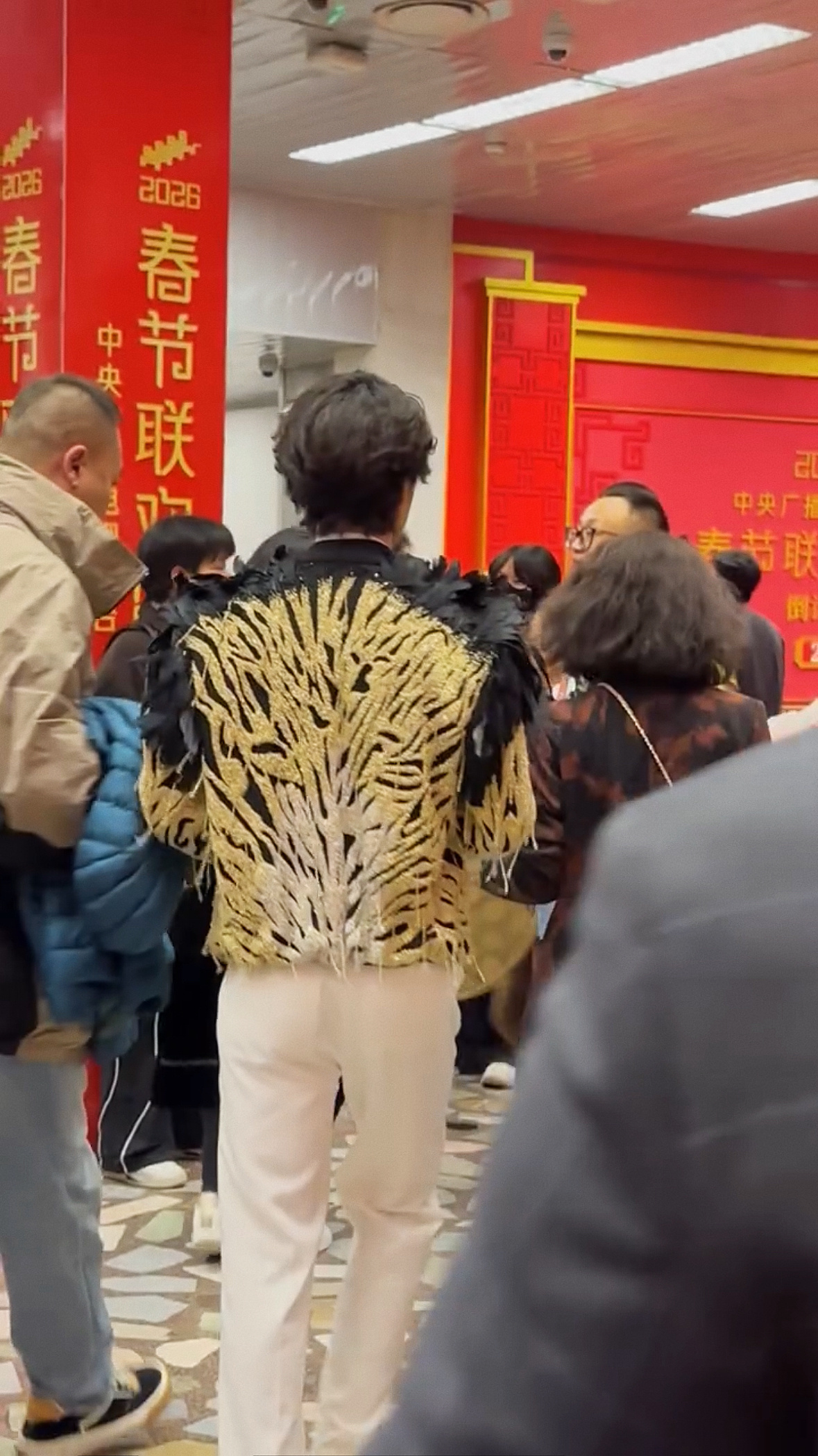 小皮衣大波浪一扭一晃真像样