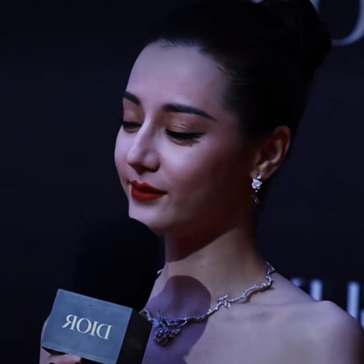 高清设备拍摄的可见毛孔甚至瑕疵的迪丽热巴，和手机距离几十米外很糊的镜头下拍的表情