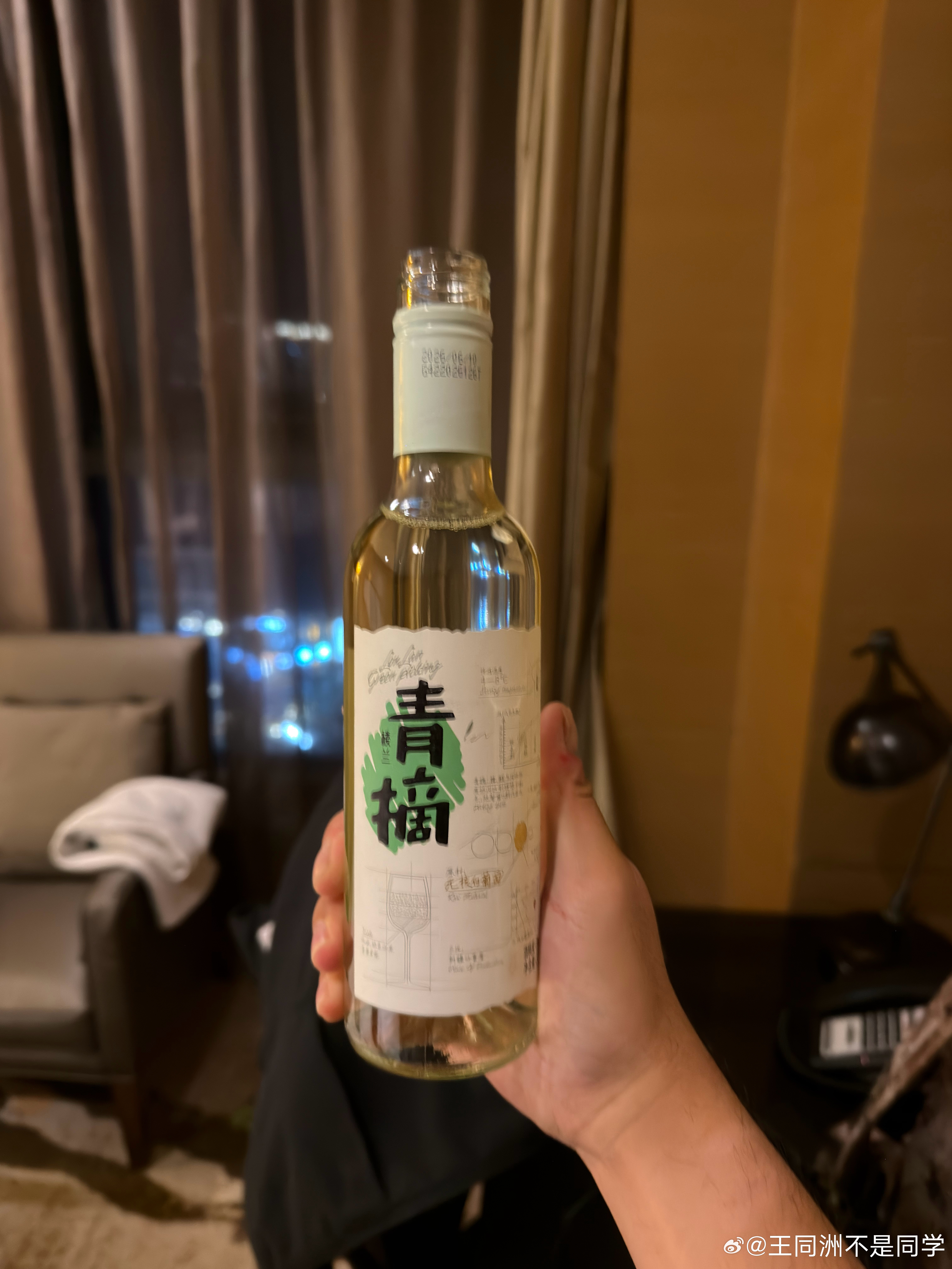 我从吐鲁番买了很多葡萄酒，楼兰品牌真的挺好喝的，吐鲁番的葡萄没得说！关键价格也不