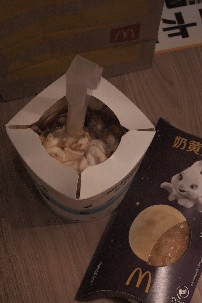 快乐，只是国王的新衣，只有聪明的人才看得见。童话里，不是每个人都看见了那件新衣，