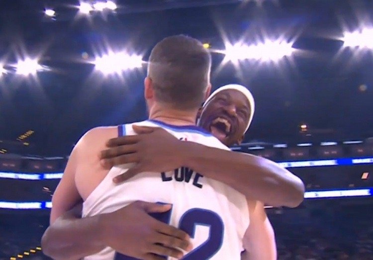 巴特勒和乐福赛前拥抱这乐得爵士vs勇士吉米巴特勒