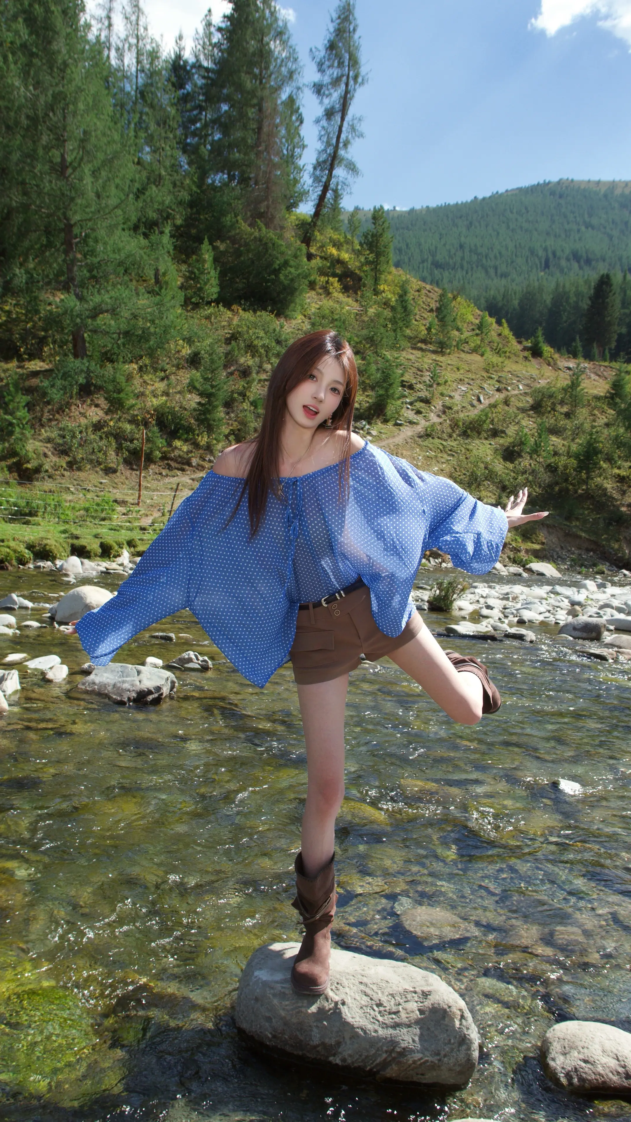 山间夏日穿搭 山间溪流 自然系ootd 户外look