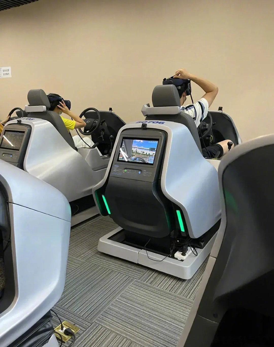 现在学车都这么高级了吗？VR模拟… #镜头里的欢乐瞬间# ​​​