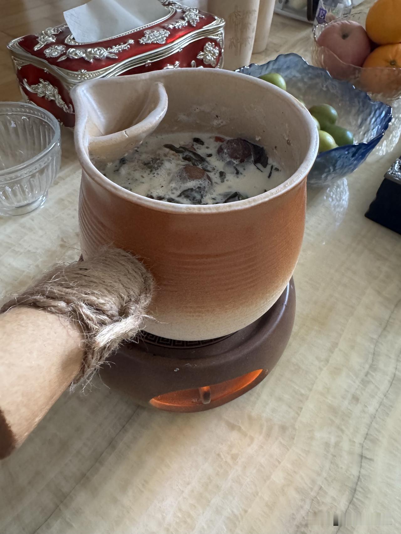 围炉煮茶还真上瘾了。
我不怎么喜欢喝牛奶，几乎不喝，嫌那股味儿。有一段时间特别想